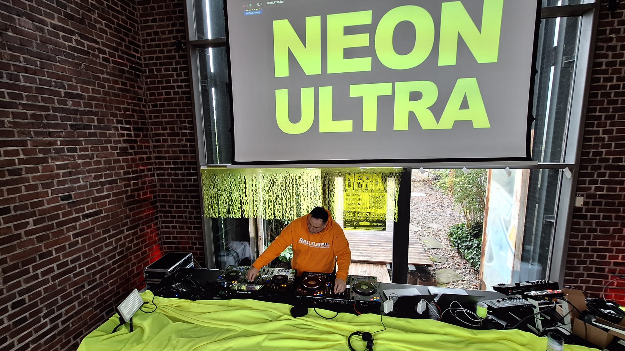 DJ am Neon Ultra DJ-Pult