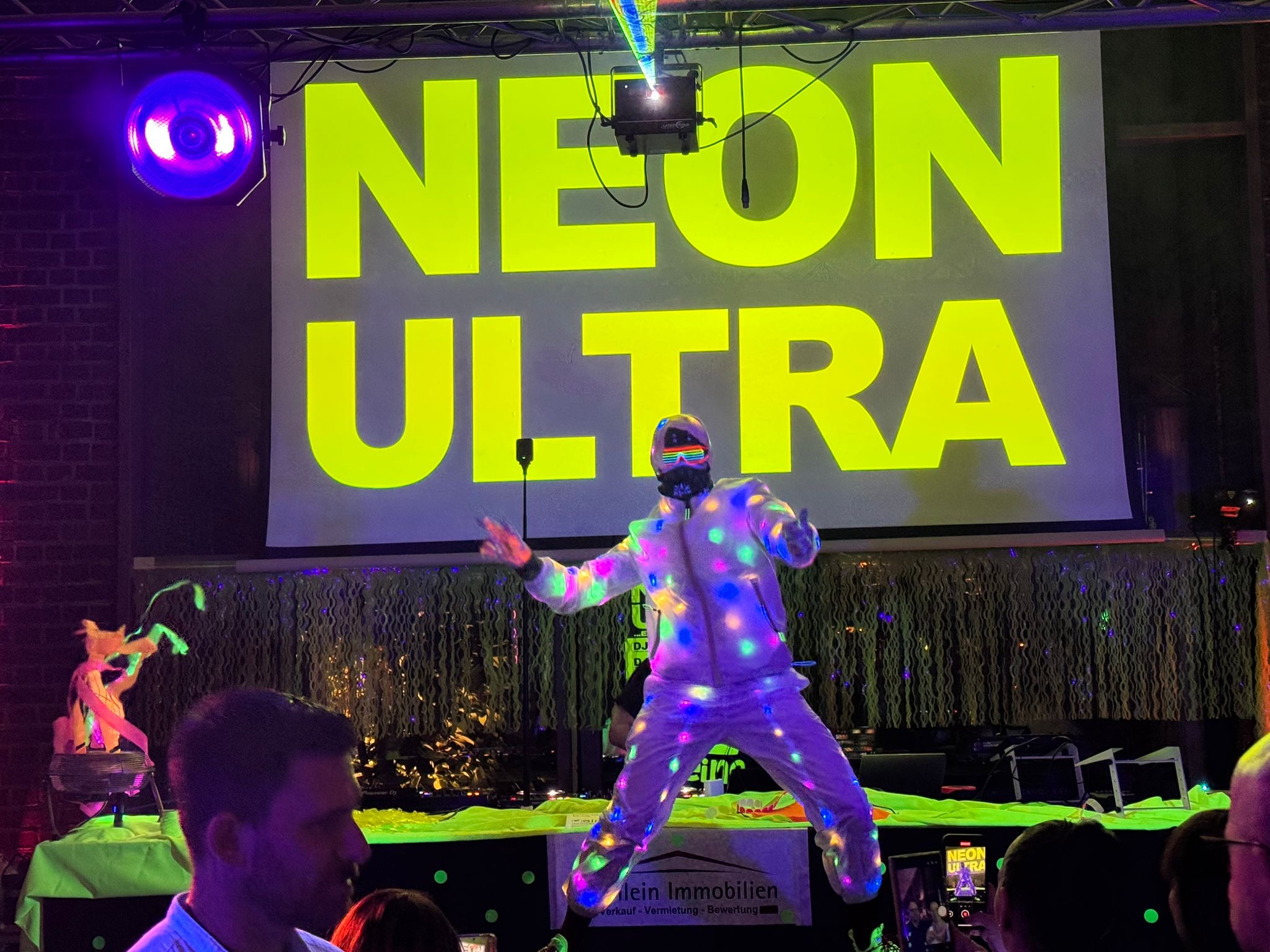 Leuchtender Performer auf der Neon Ultra Bühne